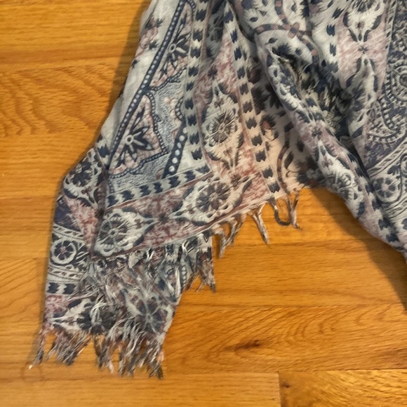 Women’s scarf. Cream with design. - Picture 3 of 4